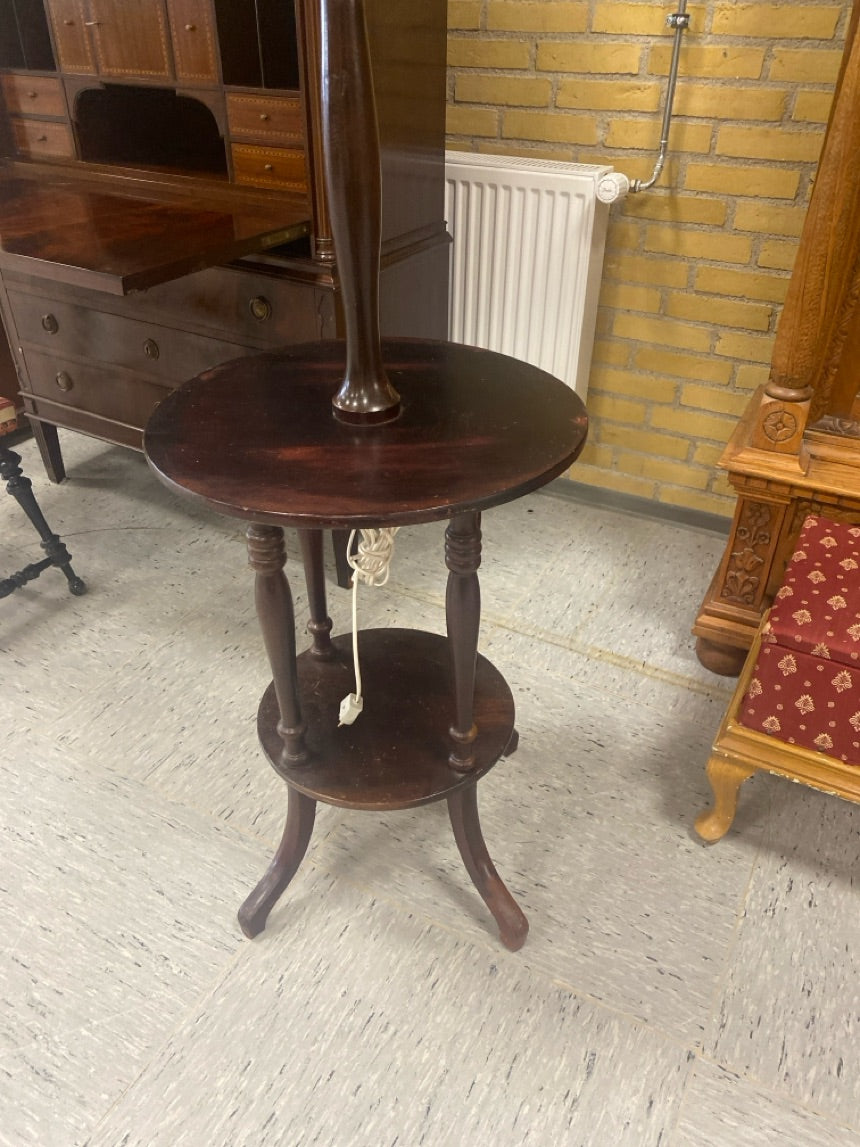 Klassisk gulvlampe med bord
